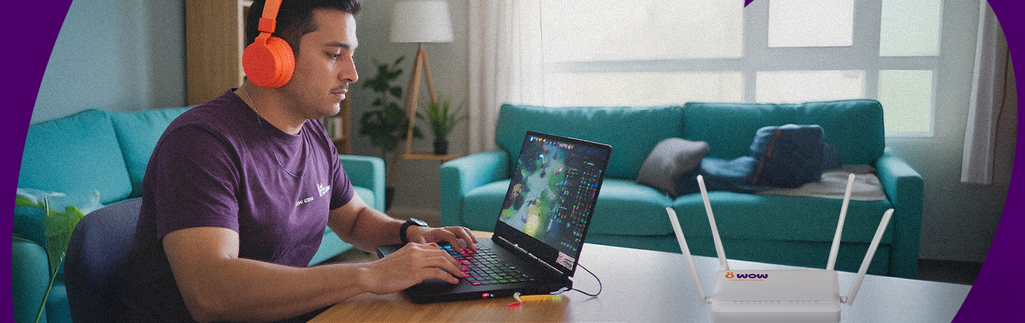foto de un joven usando una laptop