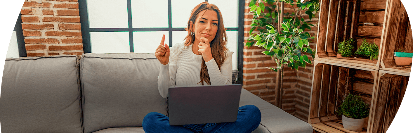imagen de una mujer sentada en el mueble con una laptop