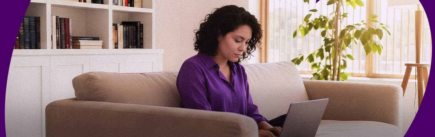 imagen de una mujer con una laptop en un sofá