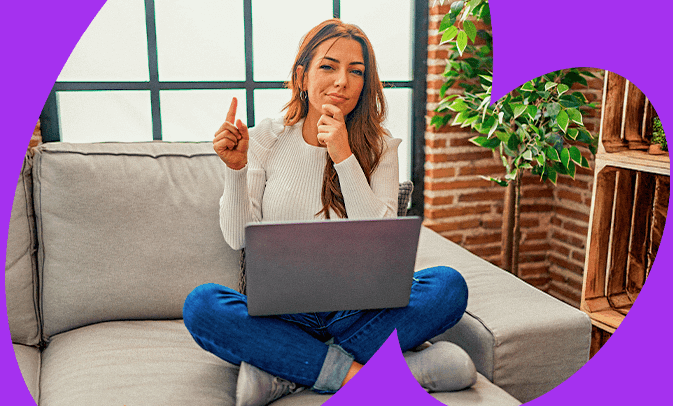 imagen de una mujer sentada en el mueble con una laptop
