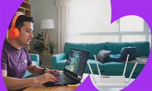 foto de un joven usando una laptop